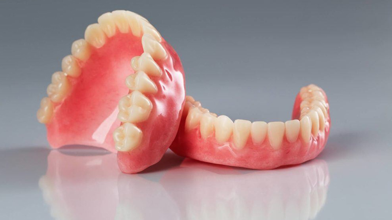أطقم الأسنان الكاملة - مستوصف سكن اند تيث الطبي